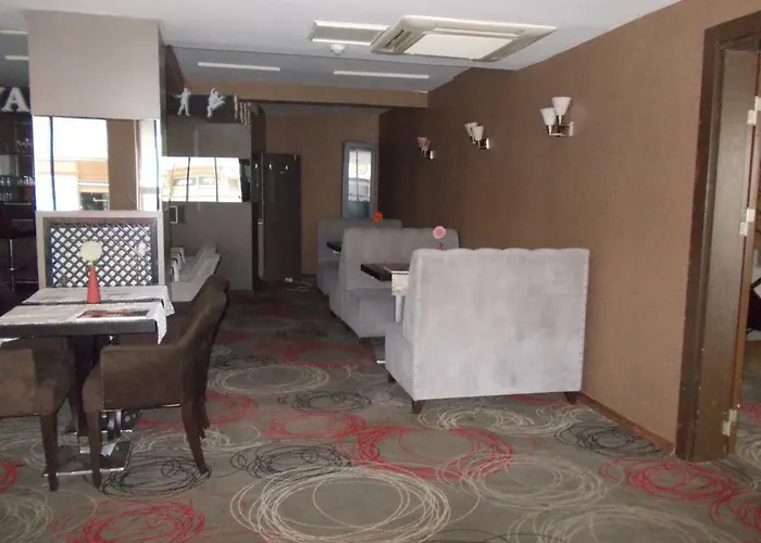 Lovcen House Отель *